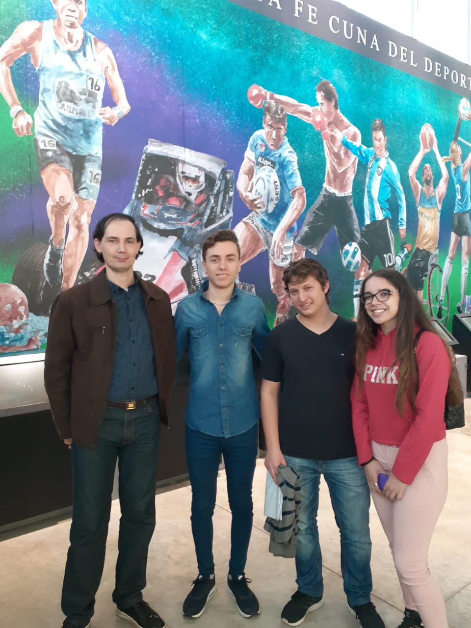 Benjamín Falcón, Pablo Mizzau y Sofía Brito, acompañados por Christian Sánchez, tras recibir las becas deportivas, en el Museo del Deporte Christian Sánchez, Benjamín Falcón, Pablo Mizzau, Sofía Brito