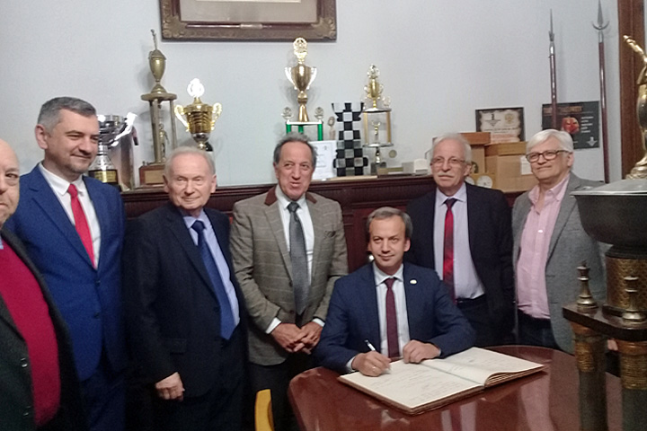 Arkadi Dvorkóvich, presidente de FIDE, acompañado de Juan Jaureguiberry Arkadi Dvorkóvich, presidente de FIDE, acompañado de Juan Jaureguiberry