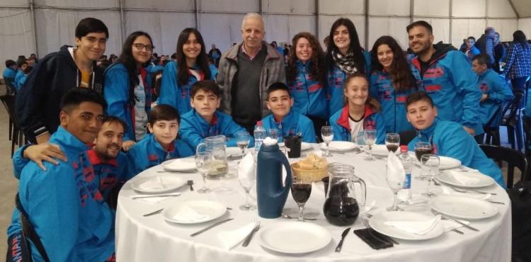 Toms Schmidt, Floriana Salto, Luca Castrodeza, Juan Jaureguiberry, Abril Campagna, Evelyn Vergara, Julieta Gimnez y Nicols Alfonso. Sentados: Ricardo Garca, Fernando Martnez Dorr, Luciano Carrizo, Juan Martn Ibarra, Franco Abramor, Abril Angeloni, Gernimo Hevia.