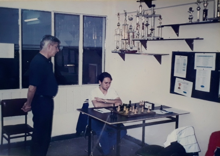 Carlos Pavletic, arbitrando en CAOVA Carlos Pavletic