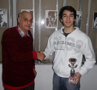 Leandro Álvarez recibe de Raúl Scaglione