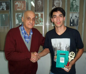 Leandro Álvarez recibe de Raúl Scaglione